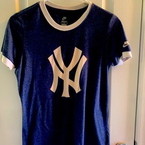Ladies LARGE Yankees Nike Tshirt